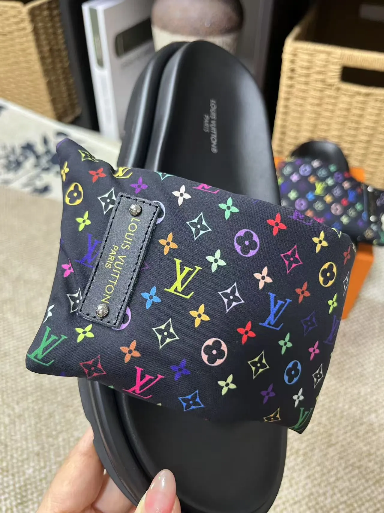 P340 yuan LV Louis Vuitton Full of high-end feel! A popular model among bloggers at home and abroad, it’s retro and fashionable, and looks stunning on your feet! Mainly recommended model on the official website★ ━━━━━ ЅᏇєєt ━━━━━ ▪️Upper: original calfskin ➕5D printing process ▪️Inner: imported mixed sheepskin ▪️Outsole: original molded foam outsole ▪️Size: Female 35-40 Men's 39-44 (women's 41 men's 45)